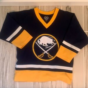 NHL official Buffalo Sabre jersey in EUC. Size M(8).